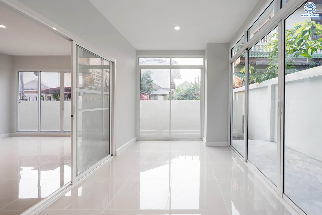 บ้านมือสองตกแต่งใหม่ โครงการ รัชชา2 บางใหญ่ เนื้อที่ 60 ตร.ว. ฟังก์ชัน 3 ห้องนอน 3 ห้องน้ำ 1 ห้องอเนกประสงค์ จอดรถได้ 2 คัน บนทำเลใกล้ถนนใหญ่เพียง 100 เมตร เชื่อมต่อถ.กาญจนาภิเษก ใกล้เซ็นทรัลเวสต์เกต ทางด่วน "ศรีรัช" และรถไฟฟ้าสายสีม่วง "สถานีสามแยกบางใหญ่"